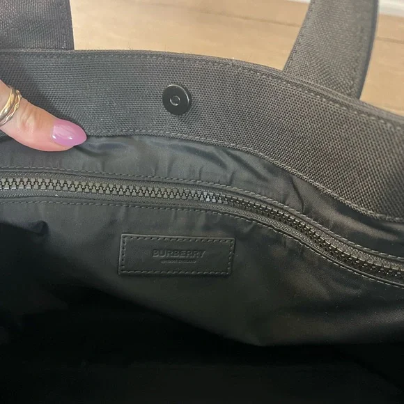 Almost New Burberry Horseferry Black Canvas Tote with Removable Shoulder Strap - Picture 5 of 9